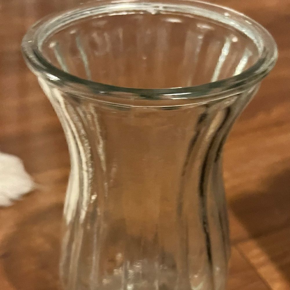NEW Large Glass Vase - Glass - Holds a LARGE Bouquet of Flowers